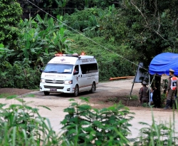 Doze meninos e o técnico de futebol são retirados de caverna após três dias de resgate na Tailândia