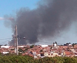 Moradores reclamam de fumaça do lixão em Cajazeiras e secretária alerta: "Problema sério"