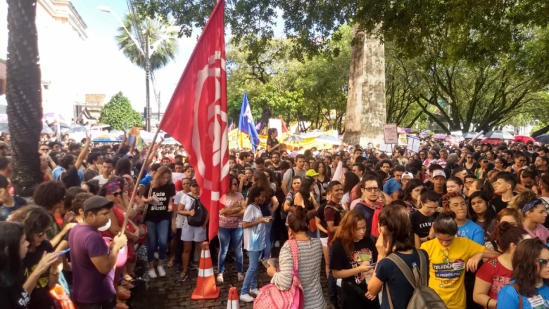 Bolsonaro diz que manifestantes contra cortes na Educação são "idiotas úteis" e "massa de manobra"