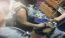 Câmera de segurança flagra mulher abrindo bolsa e furtando celular de uma cliente em loja de Cajazeiras