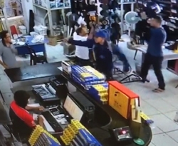 Câmeras registram assalto a loja de material de construção, em Cajazeiras