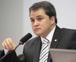 Efraim Filho critica PEC de Bolsonaro que prevê a extinção de municípios