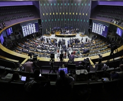 Plenário da Câmara poderá votar reforma política e nova taxa de juros do BNDES nesta terça