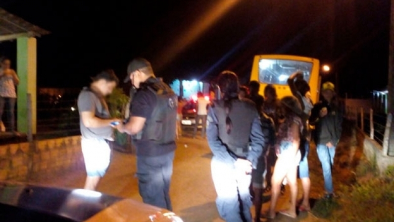 Ladrão se atrapalha e atira em comparsa na tentativa de assalto a estudantes de Poço de José de Moura