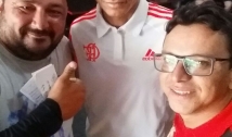 Zagueiro campeão pelo Flamengo visita sede da Torcida Organizada Nação CZ