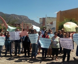 Servidores da Educação fazem protesto na porta da Prefeitura de Triunfo