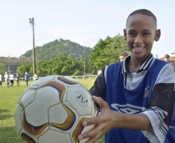 Assista vídeo espetacular do craque Neymar com apenas 14 anos de idade