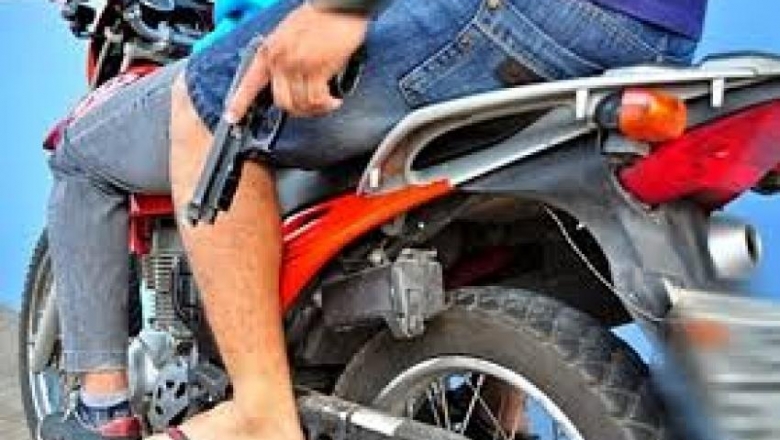 Dupla de moto faz arrastão e rouba seis celulares na zona norte de Cajazeiras