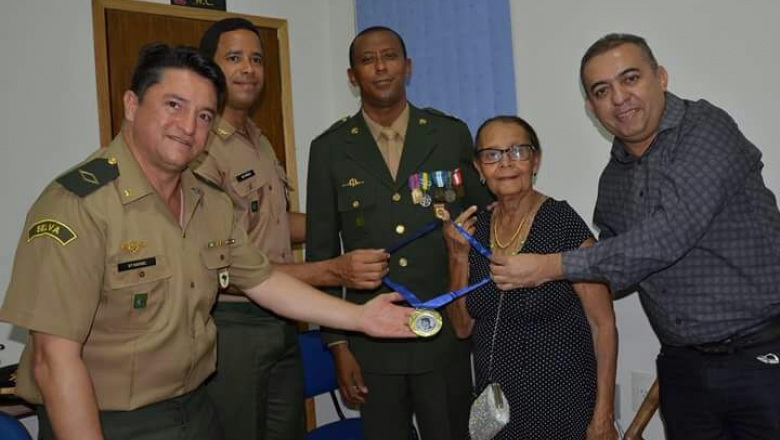Câmara de Cajazeiras faz entrega de medalha João Bosco Braga Barreto ao Tenente do Exército Pessanha
