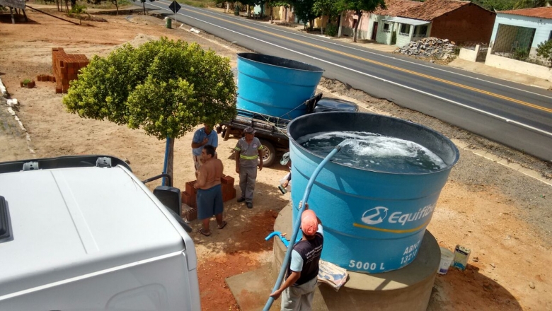 Famílias de Divinópolis sofrem com a falta d'água e reclamam da suspensão dos carros-pipas