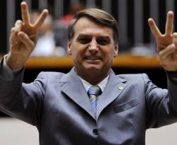 Bolsonaro suaviza discurso militar e exalta democracia