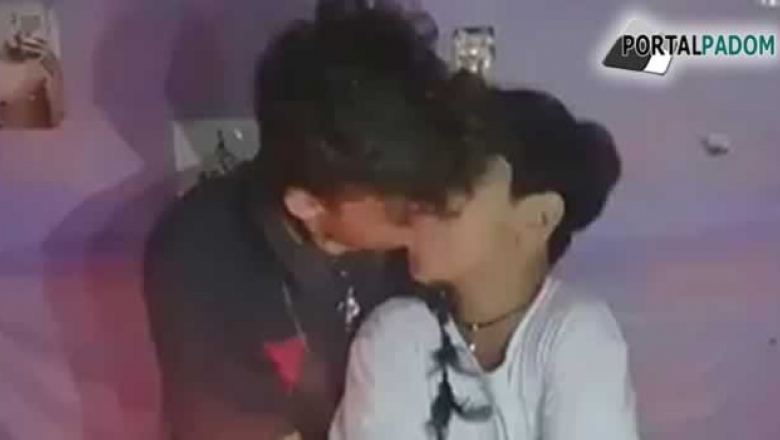 Menino de 13 anos beija namorado em festa de aniversário e gera polêmica