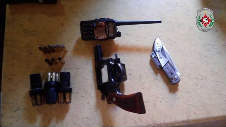 PM prende homem com arma de fogo, rádio comunicador e munições em Cajazeiras