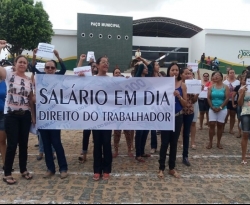 Servidores da educação de Joca Claudino cobram salários atrasados e deflagram greve por tempo indeterminado