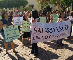 Uiraúna: servidores fazem protesto contra salários atrasados