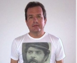 De camisa branca com foto de Lula, prefeito de Sousa se solidariza com o ex-presidente