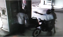 Vídeo mostra frentista rendido por dupla armada em assalto a posto de combustível