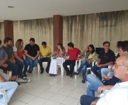 Cícero Lucena 'dar o ar da graça' e participa da reunião do PSDB