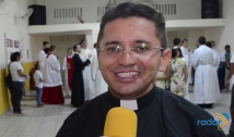 Adepto das redes sociais, Padre Dalmir grava vídeo e convida para a festa de São Sebastião em SJP