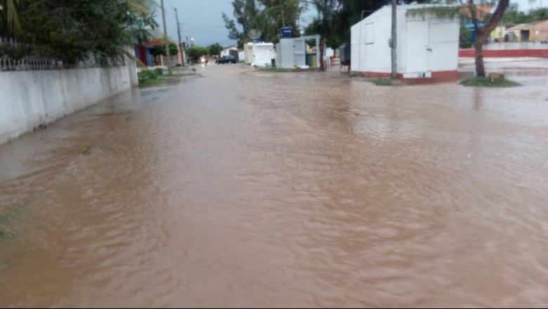 Água da chuva alaga ruas e invade casas em Triunfo, PB