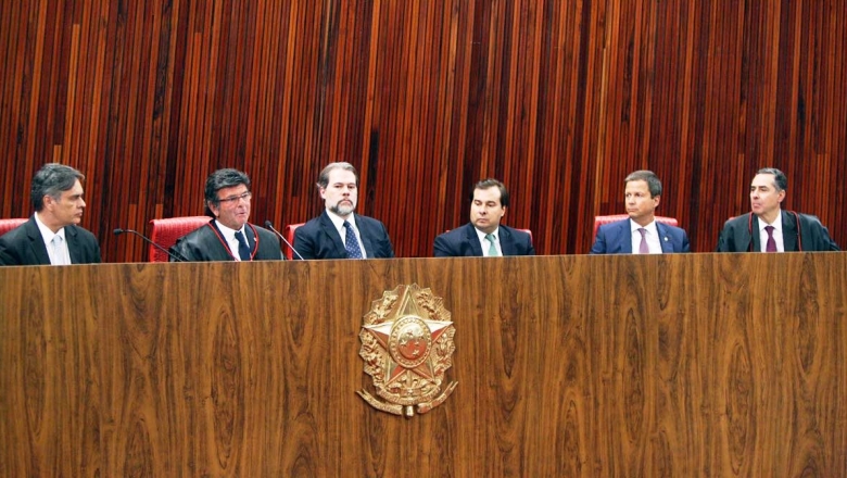 Cássio Cunha Lima representa Senado na posse do ministro Barroso no TSE