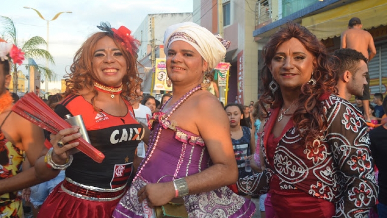 Bloco das Virgens leva multidão as ruas de Cajazeiras; veja vídeo