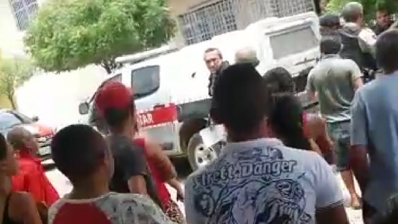 Sertão: Policiais prendem homem que matou esposa a facadas e moradores tentam linchar acusado; veja vídeo