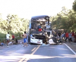 PRF diz que ônibus invadiu a contramão e bateu na carreta; vítimas que morreram já foram identificadas