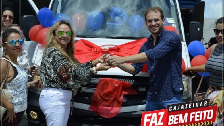 Secretaria de Saúde faz entrega de nova ambulância ao SAMU de Cajazeiras