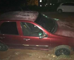 Carro de vereador cai em buraco na zona norte de Cajazeiras