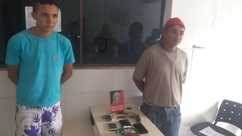 PM prende dupla de São João do Rio do Peixe acusada de assaltos na zona rural de Cajazeiras; os dois estavam armados com dois revólveres