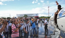 Eduarda Brasil é recebida por multidão e desfila em carro aberto pelas ruas de Cajazeiras e São José de Piranhas