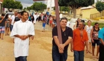 Foto de deputado paraibano carregando cruz é destaque nas redes sociais