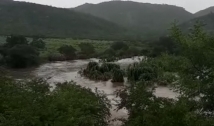 Chuvas fortes melhoram nível de reservatórios e rios transbordam no sertão da PB