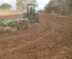 Programa Corte de Terra beneficiou 227 agricultores totalizando 576 tarefas na zona rural de Cajazeiras, divulga secretária