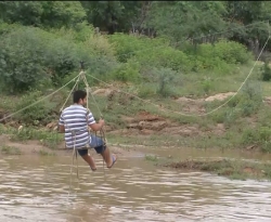 Moradores usam tirolesa improvisada para atravessar rio no sertão da PB