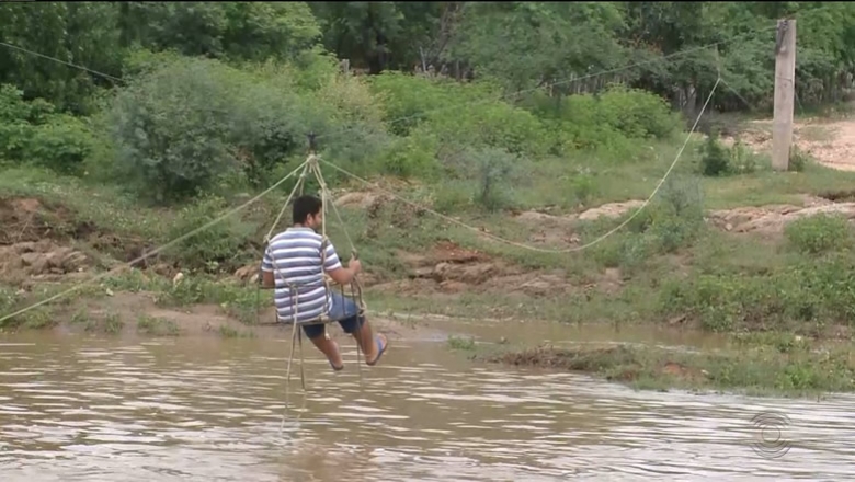 Moradores usam tirolesa improvisada para atravessar rio no sertão da PB