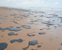 Manchas de óleo voltam a aparecer em praias do Nordeste