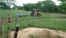 Prefeitura de São José de Piranhas realiza “corte de terra” para agricultores e distribui 2,5 mil kg de sementes 