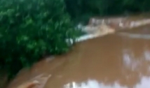 Morador da zona rural de Cajazeiras registra cheia de rio em madrugada chuvosa; veja vídeo