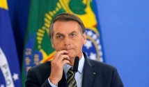 Bolsonaro faz gesto de banana contra jornalistas e reitera fala sobre Aids