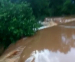 Morador da zona rural de Cajazeiras registra cheia de rio em madrugada chuvosa