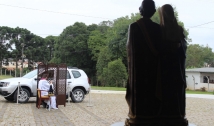 Padre adota 'drive-thru' para confissões de fiéis durante quarentena