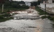 Em Piancó, chuva alaga ruas e causa transtorno para moradores