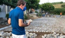 Chico Mendes inspeciona obras de calçamento: "Maior programa de pavimentação do Sertão da PB"