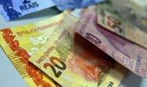 Bolsonaro sanciona lei que confirma salário mínimo em R$ 1.045
