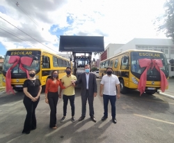 Em Sousa, prefeito Fábio Tyrone realiza entrega de ônibus e de máquina retroescavadeira