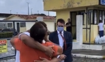 Após 7 anos preso e inocentado do crime, jovem sai da prisão e mãe chora emocionada na PB; veja vídeo 