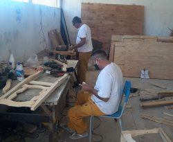 Reeducandos fabricam móveis rústicos e objetos com madeiras reaproveitáveis