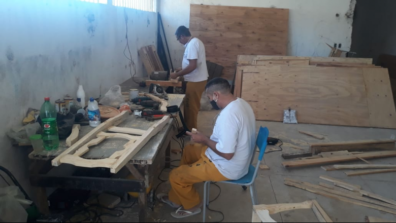 Reeducandos fabricam móveis rústicos e objetos com madeiras reaproveitáveis